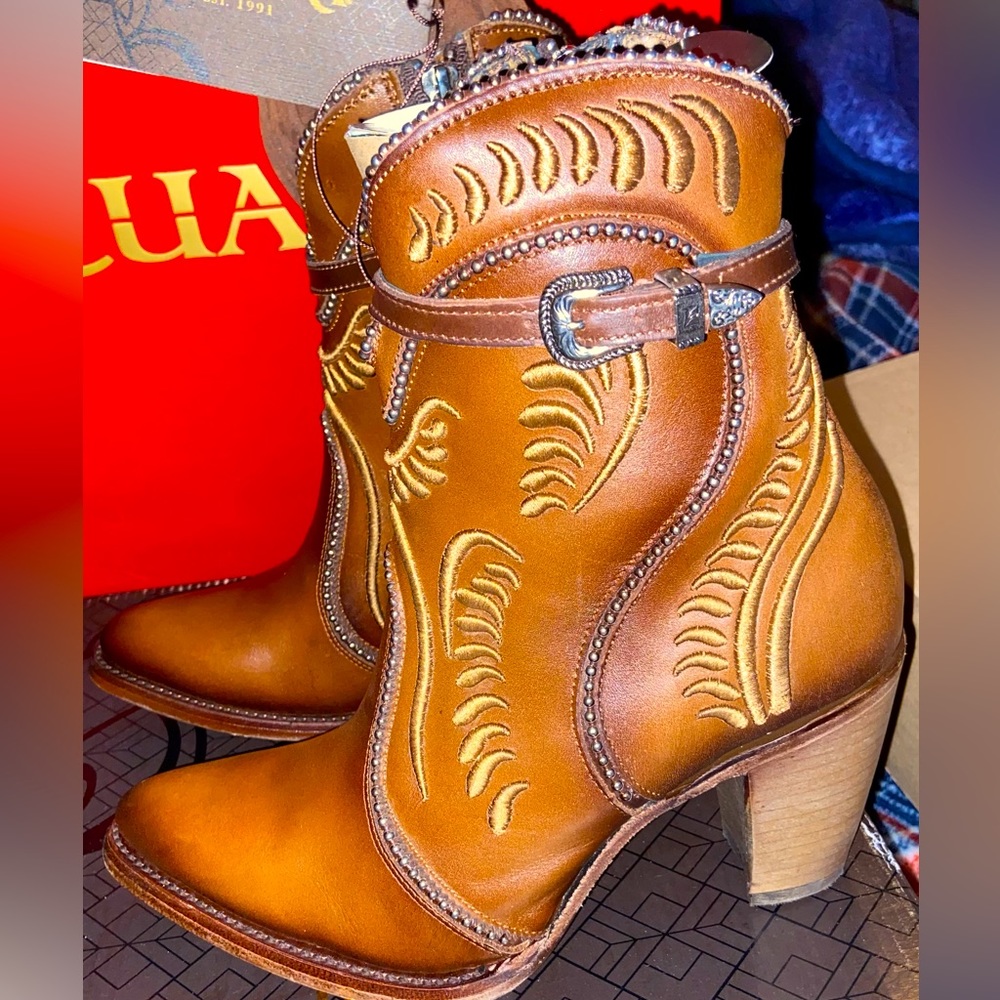 Gorgeus ♥️ CUADRA cowgirl boots  embroided  and 100% fine leather! Size 8.5